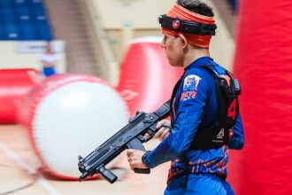 Боец LASERWAR в полной экипировке держит оружие